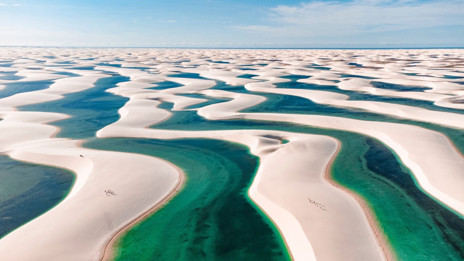 Dunas e lagoas cristalinas nos Lençóis Maranhenses